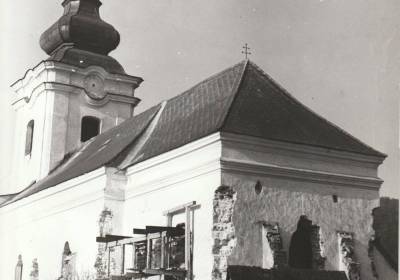 Presbytérium kostola v Liptovskej Sielnici počas vyberania prvkov. 