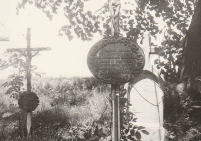 Kríže na hrádockom cintríne okolo roku 1960. 