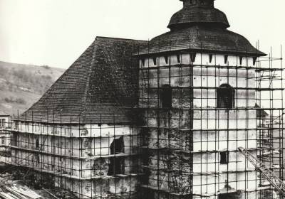 Čelný pohľad na kostol počas vyberania pôvodných prvkov.  kostola na pôvodnom  mieste v Liptovskej Mare